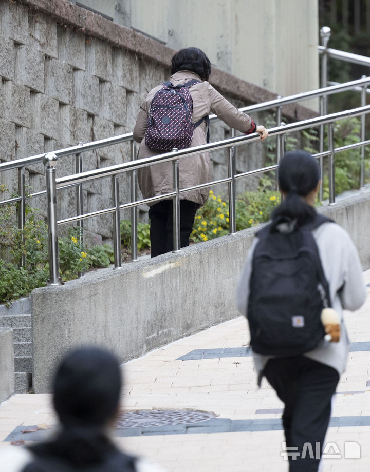 [서울=뉴시스] 김근수 기자 =  일성여자고등학교 최고령 수험생 임태수(83)씨가 14일 서울 마포구 홍익대학교 부속 여자고등학교에서 열린 2025학년도 대학수학능력시험 수험장으로 들어가고 있다. 2024.11.14. ks@newsis.com