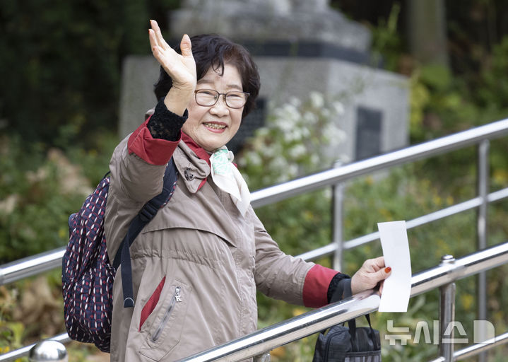 [서울=뉴시스] 김근수 기자 =  일성여자고등학교 최고령 수험생 임태수(83)씨가 14일 서울 마포구 홍익대학교 부속 여자고등학교에서 열린 2025학년도 대학수학능력시험 수험장으로 들어가고 있다. 2024.11.14. ks@newsis.com