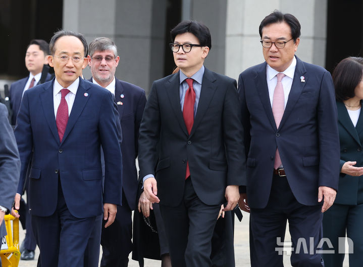 [성남=뉴시스] 조수정 기자 = 정진석 비서실장과 국민의힘 한동훈 대표, 추경호 원내대표가 14일 경기 성남 서울공항에 도착해 APEC 정상회의(페루)와 G20 정상회의(브라질) 참석차 출국하는 윤석열 대통령의 환송을 위해 이동하고 있다. 2024.11.14. chocrystal@newsis.com