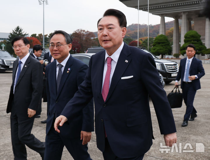 [성남=뉴시스] 조수정 기자 = APEC 정상회의(페루)와 G20 정상회의(브라질) 참석차 출국하는 윤석열 대통령이 14일 경기 성남 서울공항에서 공군 1호기로 향하고 있다. 2024.11.14. chocrystal@newsis.com