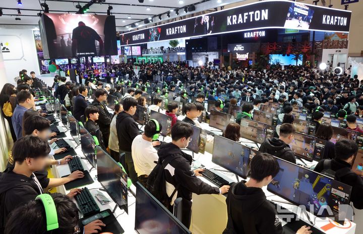 [부산=뉴시스] 하경민 기자 = 올해 20주년을 맞은 국제게임전시회 '지스타(G-star) 2024'가 개막한 14일 부산 해운대구 벡스코 제1전시장을 찾은 관람객들이 신작 게임을 즐기고 있다. 2024.11.14. yulnetphoto@newsis.com