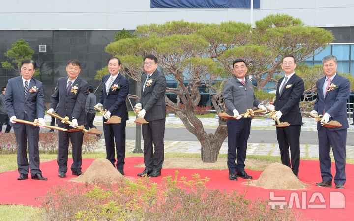 [울산=뉴시스] 배병수 기자 = 14일 울산 남구 코리아에너지터미널에서 열린 동북아 에너지허브 울산 북항 준공식에서 김두겸(왼쪽 다섯번째)시장, 김동섭(왼쪽 세 번째) 석유공사 사장 등 참석자들이 기념식수를 하고 있다. 2024.11.14.bbs@newsis.com.