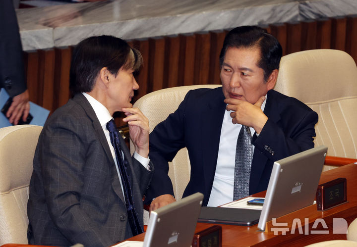 [서울=뉴시스] 고승민 기자 = 정청래 더불어민주당 의원과 조국 조국혁신당 대표가 14일 서울 여의도 국회에서 열린 제418회 국회(정기회) 제12차 본회의에서 대화하고 있다. 2024.11.14. kkssmm99@newsis.com