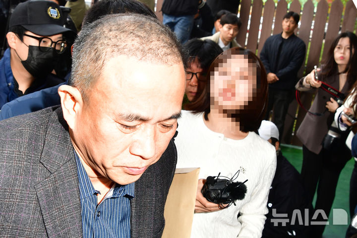 [창원=뉴시스] 차용현 기자 = 김건희 여사 공천 개입 의혹 핵심 당사자인 명태균 씨가 14일 오후 영장실질심사를 받기 위해 경남 창원시 성산구 소재 창원지방법원에 출석하고 있다. 2024.11.14. con@newsis.com