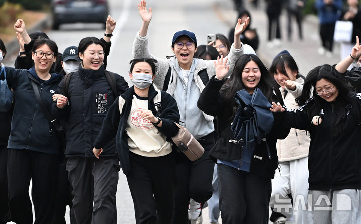 [수원=뉴시스] 김종택기자 = 2025학년도 대학수학능력시험일인 14일 경기도 수원시 영복여자고등학교에서 시험을 마친 수험생들이 환한 표정으로 고사장을 나서고 있다. 2024.11.14. jtk@newsis.com