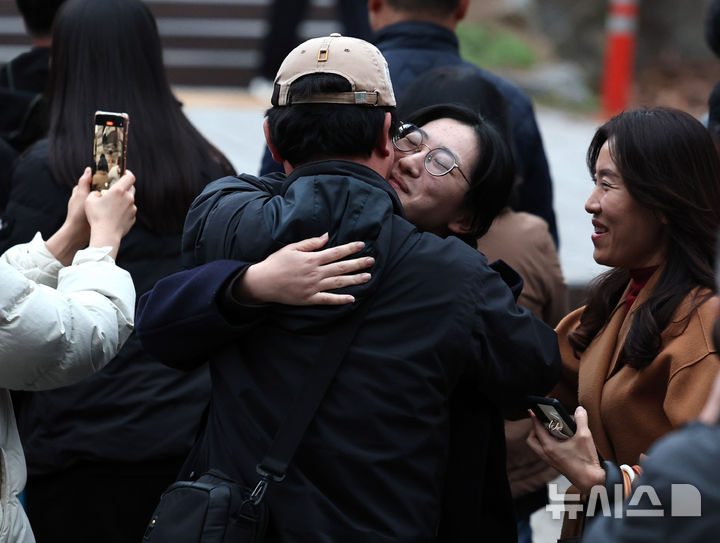 [인천=뉴시스] 전진환 기자 = 2025학년도 대학수학능력시험일인 14일 인천 중구 인일여자고등학교에서 수능 시험을 마친 한 수험생이 아빠와 포옹하고 있다.  2024.11.14. amin2@newsis.com