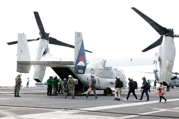 [서울=뉴시스] 정병혁 기자 = 한미일 3국이 14일 제주 남방 공해상에서 한미일 다영역 훈련인 ’24-2차 '프리덤 에지' 훈련을 시행하고 있는 가운데 미국 항공모함 조지워싱턴함에서 F-35C, F/A-18, 오스프리 등의 항공기가 출격 및 착함 훈련을 시행하고 있다. (사진=국방홍보원 제공) 2024.11.14. photo@newsis.com *재판매 및 DB 금지