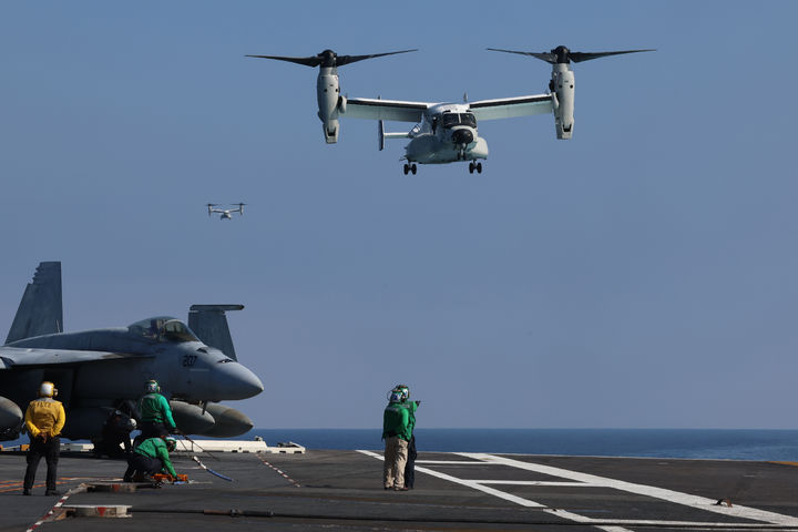 [서울=뉴시스] 정병혁 기자 = 사진은 지난해 11월 14일 한미일 3국이 제주 남방 공해상에서 한미일 다영역 훈련인 ’24-2차 '프리덤 에지' 훈련을 시행하고 있는 가운데 미국 항공모함 조지워싱턴함에서 F-35C, F/A-18, 오스프리 등의 항공기가 출격 및 착함 훈련을 시행하고 있는 모습. (사진=국방홍보원 제공) 2025.07.07. photo@newsis.com *재판매 및 DB 금지