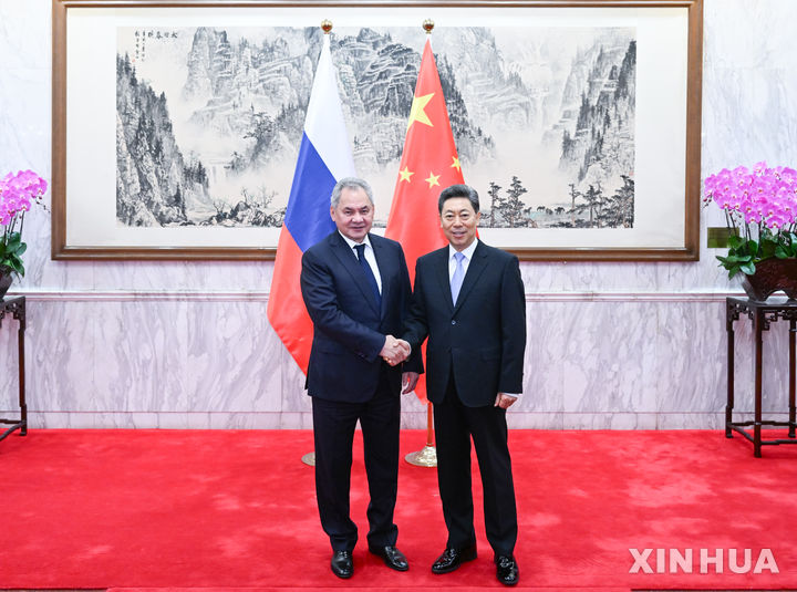 [베이징=신화/뉴시스] 천원칭 중국 공산당 중앙위원회 정치국 위원 겸 당 중앙정법위원회 서기(오른쪽)와 세르게이 쇼이구 러시아 국가안보회의 서기가 지난해 11월 13일 중국 베이징에서 중러 법 집행 및 안보협력기구 제9차 회의를 공동 주재하고 있다. 2025.05.28.