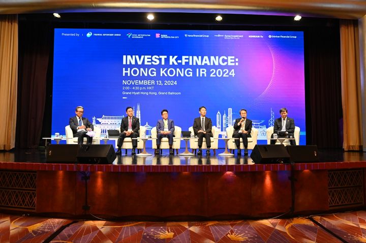[홍콩=뉴시스] 금융감독원 금융중심지지원센터는 13일 홍콩 그랜드 하얏트 호텔에서 서울시·부산시 등 지방자치단체와 금융권 공동으로 투자설명회(IR)를 개최했다. (사진 왼쪽부터) 해외투자자와의 대화 사회를 맡은 이수용 칼라일 아태지역 대표, 김성환 한국투자증권 대표, 함영주 하나금융지주 회장, 이복현 금감원장, 진옥동 신한금융지주 회장, 원종규 코리안리재보험 대표. (사진=금감원 제공) 2024.11.15. silverline@newsis.com *재판매 및 DB 금지