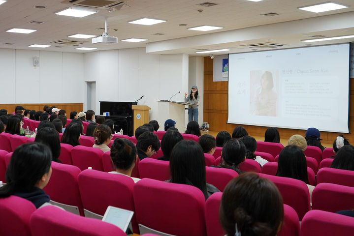 천선란 작가가 '지역주민과 함께하는 저자와의 만남'에서 강연히고 있다. (사진=성신여대 제공) *재판매 및 DB 금지