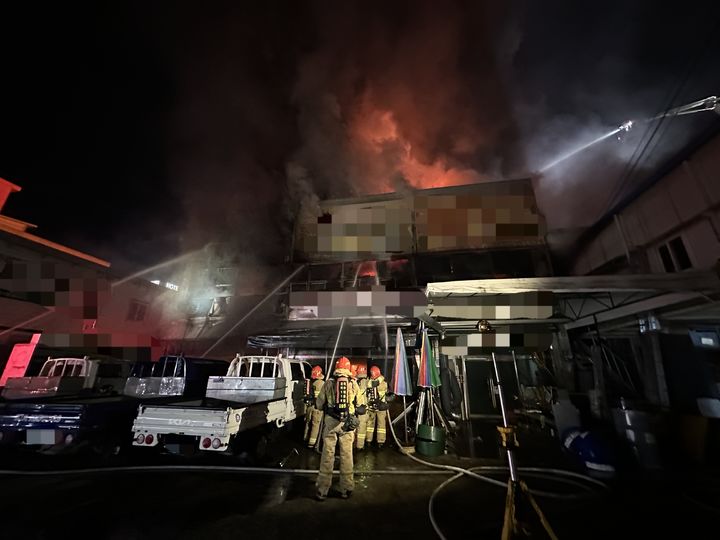 [구미=뉴시스] 15일 0시31분께 경북 구미시 임수동에 있는 공구상가에서 화재가 발생했다. (사진=경북소방본부 제공) 2024.11.15. photo@newsis.com *재판매 및 DB 금지