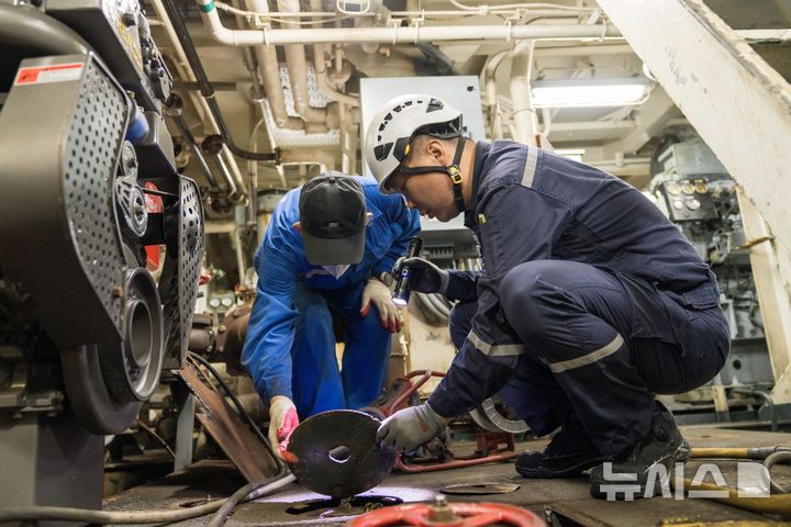 [서울=뉴시스] KOMSA 선박검사원이 기관설비를 검사하고 있는 모습. (사진=한국해양교통안전공단 제공)