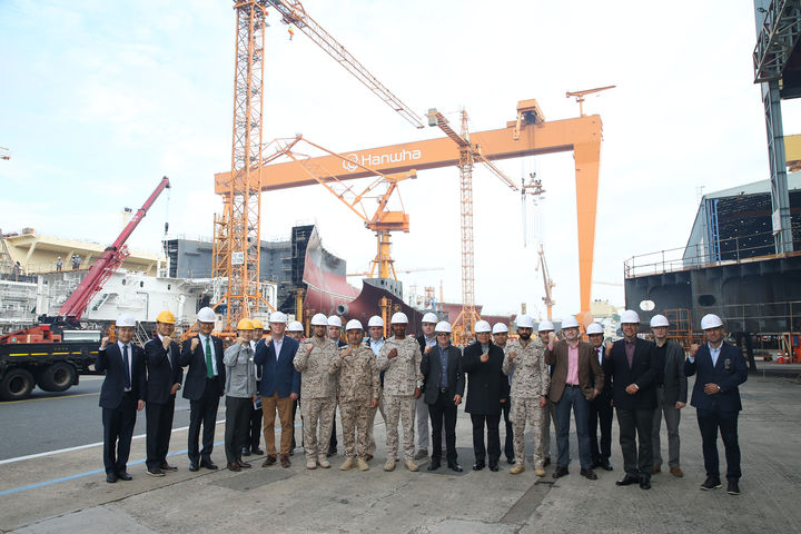 [서울=뉴시스] 폴란드 야로스와프 지미안스키 해군총장 등 해외 5개국 19명의 잠수함 관련 주요 군 관계자들이 한화오션을 방문, 생산설비와 잠수함 건조현장을 돌아 봤다.(사진=한화오션) 2024.11.15 photo@newsis.com *재판매 및 DB 금지