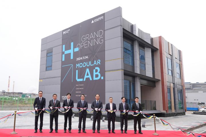 [서울=뉴시스] 현대엔지니어링이 현대제철과 공동으로 연구·개발한 모듈러 건축기술을 시험하는 실대형 모듈러 건축 테스트베드 'H-모듈러 랩'을 지난 14일 개소했다. 사진은 관계자들이 커팅식을 하는 모습. 2024.11.15. (사진=현대엔지니어링 제공) photo@newsis.com *재판매 및 DB 금지