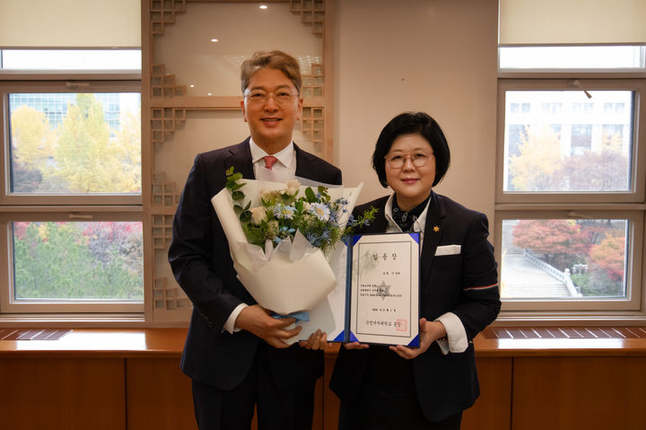 지난 14일 서울 용산구 숙명여대 행정관에서 열린 이상규 석좌교수 임용식에서 문시연 숙명여대 총장(오른쪽)과 이상규 석좌교수가 기념 촬영을 하고 있다. (사진=숙명여대 제공) *재판매 및 DB 금지