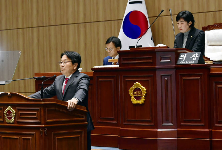 [광주=뉴시스] 강기정 광주시장이 15일 오전 광주시의회 본회의장에서 추가경정예산안 제안설명을 하고 있다. (사진=시의회 제공) photo@newsis.com *재판매 및 DB 금지