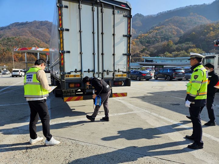 [가평=뉴시스] 가평군 관계자들이 관계기관과 불법자동차 합동 단속을 진행하고 있다. (사진=가평군 제공) 2024.11.15. photo@newsis.com *재판매 및 DB 금지