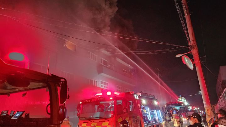 [대구=뉴시스] 14일 오후 9시10분께 달서구 장동에 있는 자동차부품 제조공장에서 불이 났다. (사진=대구소방본부 제공) 2024.11.15. photo@newsis.com *재판매 및 DB 금지