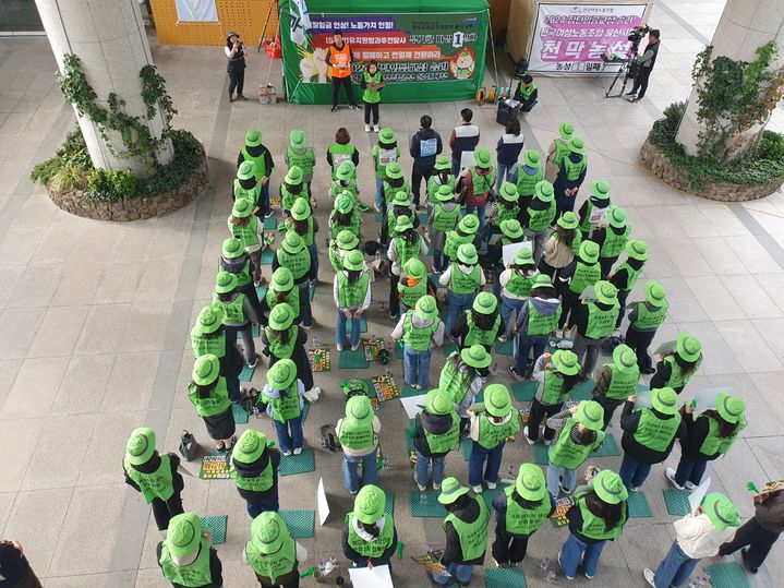 [울산=뉴시스] 구미현 기자 =  전국교육공무직본부 울산지부 소속 울산지역 5시간 유치원 방과후전담사들이 지난 15일 '시간제 철폐'를 촉구하며  무기한 총파업에 돌입했다. 2024.11.18. gorgeouskoo@newsis.com *재판매 및 DB 금지