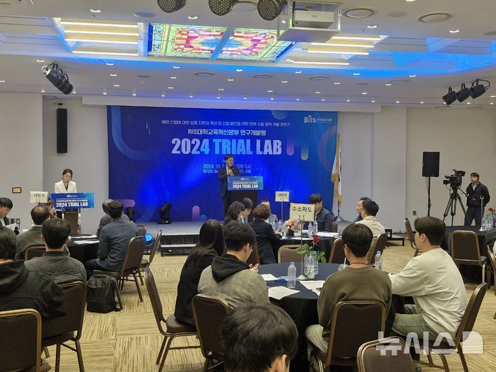 [부산=뉴시스] 백재현 기자 = 김석수 부산 RIS 총괄운영센터장이 14일 오후 동래구 농심호텔에서 열린 부산공유대학교 연구형 트라이얼 랩 2기 발대식에서 인사말을 하고 있다. 2024.11.14. itbrian@newsis.com