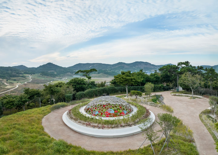 Olafur Eliasson 숨결의 지구 (Breathing earth sphere) 2024 Installation view: Docho Island, Shinan County, South Jeolla, South Korea, 2024. Photo: Kyungsub Shin Commissioned by Shinan County   © 2024 Olafur Eliasson  *재판매 및 DB 금지