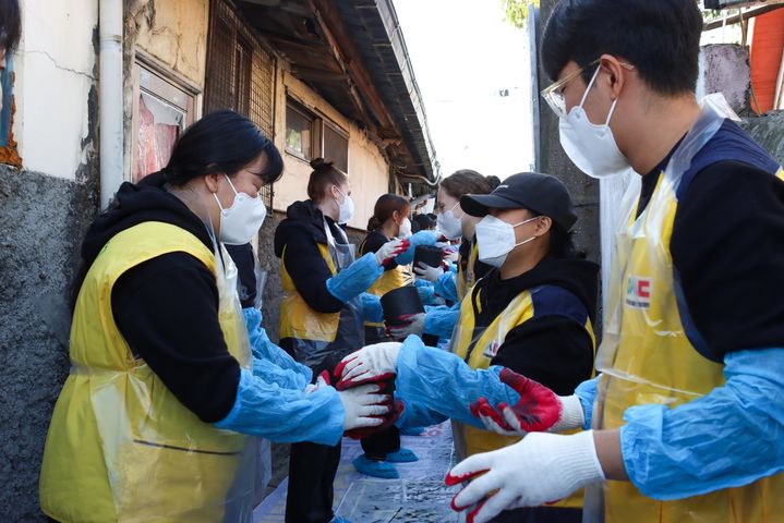 [대전=뉴시스] 우송대 사회봉사단원들과 총학생회 학생들이 연탄을 나누고 있다. 2024.11.15. (사진=우송대 제공) 2024.11.15.  *재판매 및 DB 금지