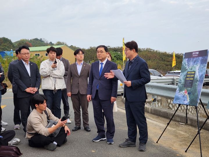 [창원=뉴시스]15일 ‘명태균 개입 의혹’ 창원산단예정지 찾은 염태영·허성무의원.2024.11.15.(사진=민주당 경남도당 제공) photo@newsis.com *재판매 및 DB 금지