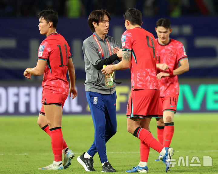 [쿠웨이트시티(쿠웨이트)=뉴시스] 이영환 기자 = 14일 오후(현지시각) 쿠웨이트 자베르 알아흐마드 국제경기장에서 열린 2026 국제축구연맹(FIFA) 북중미 월드컵 아시아 3차 예선 B조 5차전 한국과 쿠웨이트의 경기 3-1로 승리한 한국 홍명보 감독이 김민재 등 선수들을 격려하고 있다. 2024.11.14. 20hwan@newsis.com