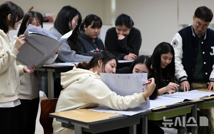 [대구=뉴시스] 이무열 기자 = 15일 대구 수성구 정화여자고등학교 3학년 교실에서 수험생들이 전날 치른 2025학년도 대학수학능력시험 가채점을 하고 있다. 2024.11.15. lmy@newsis.com