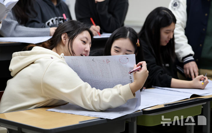 [대구=뉴시스] 이무열 기자 = 15일 대구 수성구 정화여자고등학교 3학년 교실에서 수험생들이 전날 치른 2025학년도 대학수학능력시험 가채점을 하고 있다. 2024.11.15. lmy@newsis.com