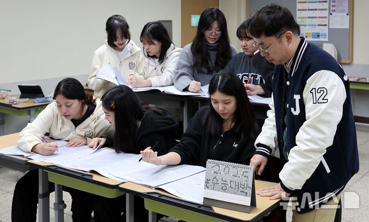 [대구=뉴시스] 이무열 기자 = 15일 대구 수성구 정화여자고등학교 3학년 교실에서 수험생들이 전날 치른 2025학년도 대학수학능력시험 가채점을 하고 있다. 2024.11.15. lmy@newsis.com