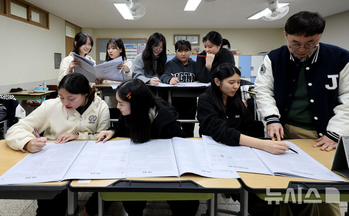 [대구=뉴시스] 이무열 기자 = 15일 대구 수성구 정화여자고등학교 3학년 교실에서 수험생들이 전날 치른 2025학년도 대학수학능력시험 가채점을 하고 있다. 2024.11.15. lmy@newsis.com