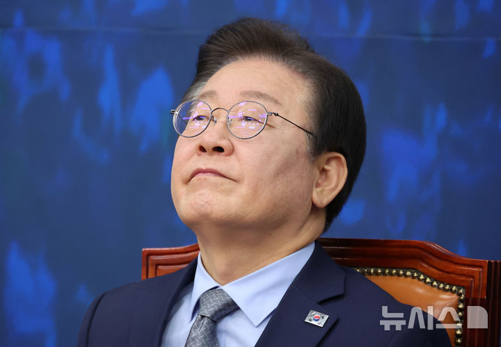 [서울=뉴시스] 조성우 기자 = 이재명 더불어민주당 대표가 15일 오전 서울 여의도 국회에서 열린 최고위원회의에서 잠시 생각에 잠겨 있다. 2024.11.15. xconfind@newsis.com