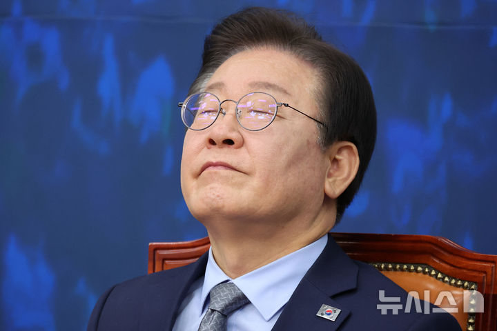 [서울=뉴시스] 조성우 기자 = 이재명 더불어민주당 대표가 15일 오전 서울 여의도 국회에서 열린 최고위원회의에서 잠시 생각에 잠겨 있다. 2024.11.15. xconfind@newsis.com