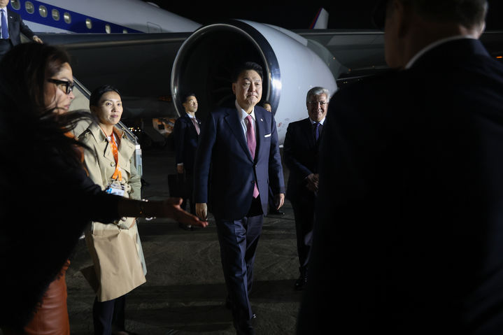 [리마=뉴시스] 조수정 기자 = 아시아태평양경제협력체(APEC) 정상회의에 참석하는 윤석열 대통령이 14일(현지시각) 페루 리마 제2공군비행장에 도착해 환영 인사들과 인사를 나누고 있다. (사진=APEC 제공) 2024.11.15. photo@newsis.com *재판매 및 DB 금지