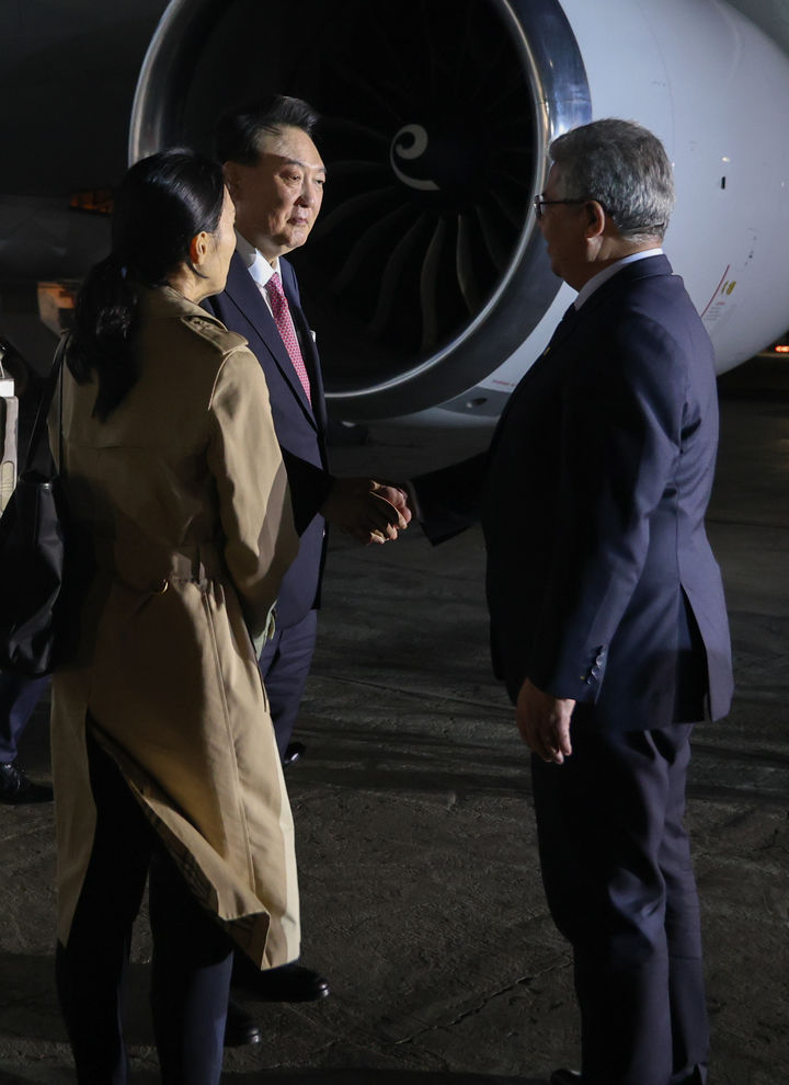 [리마=뉴시스] 조수정 기자 = 아시아태평양경제협력체(APEC) 정상회의에 참석하는 윤석열 대통령이 14일(현지시각) 페루 리마 제2공군비행장에 도착해 환영 인사와 인사를 나누고 있다. (사진=APEC 제공) 2024.11.15. photo@newsis.com *재판매 및 DB 금지