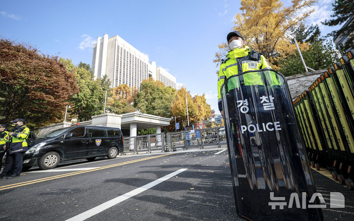 [서울=뉴시스] 정병혁 기자 = 이재명 더불어민주당 대표의 선거법 위반 사건 관련 1심 선고 재판을 앞둔 15일 서울 서초구 서울중앙지방법원에 경찰 병력이 배치되어 있다.2024.11.15. jhope@newsis.com