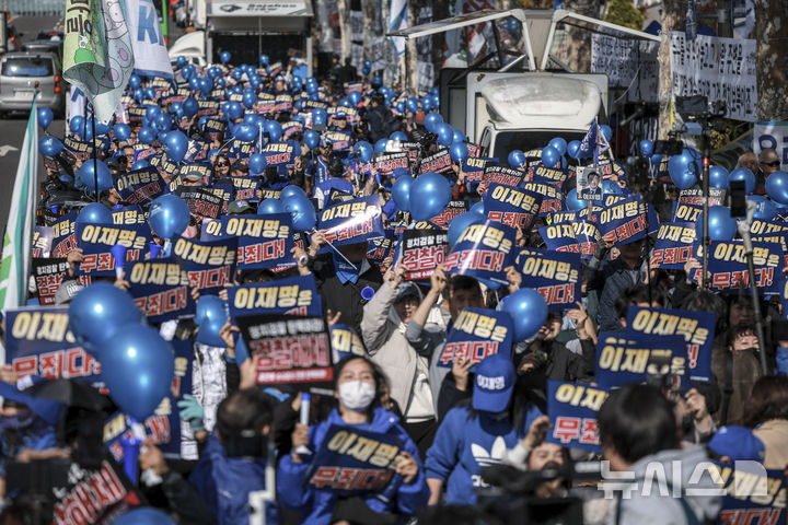 [서울=뉴시스] 정병혁 기자 = 이재명 더불어민주당 대표의 선거법 위반 사건 관련 1심 선고 재판을 앞둔 15일 서울 서초구 서울중앙지방검찰청 인근에서 이재명 대표의 무죄 판결을 촉구하는 집회를 하고 있다. 2024.11.15. jhope@newsis.com