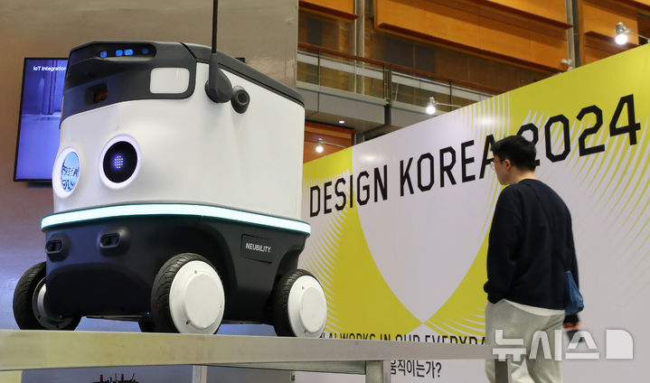 [서울=뉴시스] 김혜진 기자 = 15일 서울 강남구 코엑스에서 열린 디자인코리아 2024에서 관람객들이 부스를 둘러보고 있다. 2024.11.15. jini@newsis.com