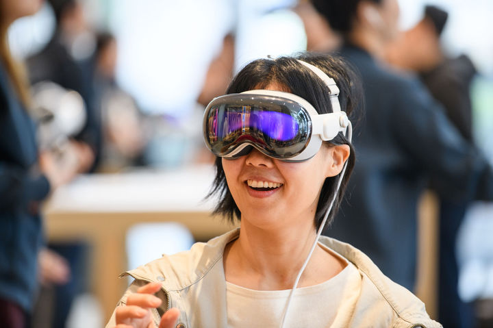[서울=뉴시스] 15일 서울 중구 애플 명동에서 고객이 애플 비전 프로(Apple Vision Pro)를 체험하고 있다. 혼합현실(MR) 기기 비전 프로는 애플이 이른바 공간형 컴퓨터라고 부르는 헤드셋이다. 사용자는 앱을 바라보고 두 손가락을 맞대어 탭하는 것만으로 앱과 상호작용하고, 음성을 사용해 텍스트를 받아쓰거나 가상 키보드를 사용해 타이핑하는 등, 다양한 방식으로 인터페이스와 상호작용하는 세련된 경험을 만나볼 수 있다. (사진=애플 제공) 2024.11.15. photo@newsis.com *재판매 및 DB 금지