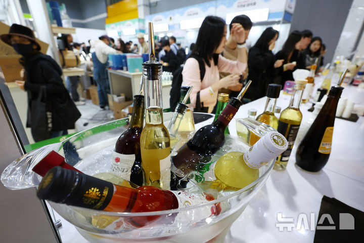 [서울=뉴시스] 전신 기자 = 15일 서울 서초구 aT센터에서 열린 2024 대한민국 우리술 대축제에서 관람객들이 각종 술을 살펴보며 시음하고 있다. 2024.11.15. photo1006@newsis.com