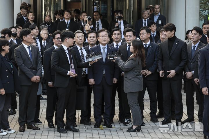 [서울=뉴시스] 정병혁 기자 = 이재명 더불어민주당 대표가 15일 서울 서초구 서울중앙지방법원에서 열린 공직선거법 위반 사건 관련 1심 선고 재판을 마친 뒤 법원을 나서며 취재진의 질문에 답하고 있다. 2024.11.15. jhope@newsis.com