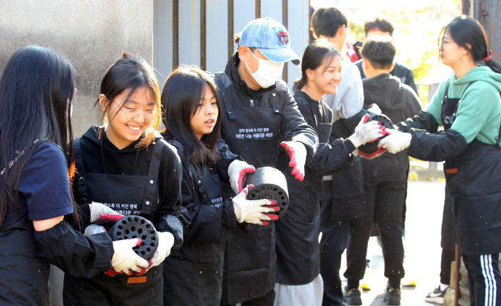 [광주=뉴시스] 광주 온정나눔봉사단과 진제초등학교 학생들이 16일 광주 광산구에서 연탄 배달 봉사활동을 하고 있다. 2024.11.16. photo@newsis.com *재판매 및 DB 금지