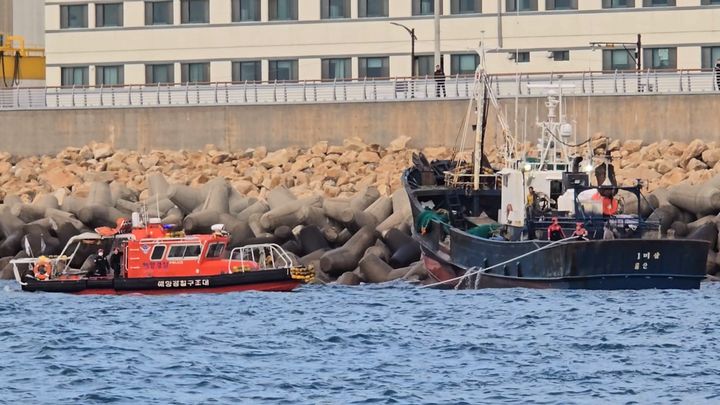 [울산=뉴시스] 구미현 기자 = 울산해경이 지난 15일 오후 11시 31분께 방어진 화암추 테트라포드에 54t급 저인망 선박이 좌초됐다는 신고를 접수받고 출동해 승선원 전원을 구조했다. 2024.11.16. (사진=울산해경 제공) photo@newsis.com *재판매 및 DB 금지