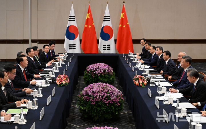 [리마=뉴시스] 조수정 기자 = 윤석열 대통령이 15일(현지시각) 페루 리마 한 호텔에서 시진핑 중국 국가주석과 아시아태평양경제협력체(APEC) 정상회의 계기 한-중 정상회담을 하고 있다. 2024.11.16. chocrystal@newsis.com