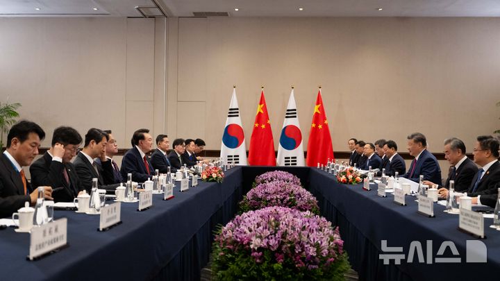 [리마=뉴시스] 조수정 기자 = 윤석열 대통령이 15일(현지시각) 페루 리마 한 호텔에서 시진핑 중국 국가주석과 아시아태평양경제협력체(APEC) 정상회의 계기 한-중 정상회담을 하고 있다. (공동취재) 2024.11.16. chocrystal@newsis.com