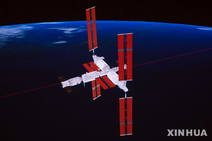 [베이징=신화/뉴시스] 중국 독자 우주정거장 톈궁에 물자와 장비를 수송했던 화물우주선 ‘톈저우(天舟) 8호’가 7월 9일 오전 지구 대기권에 재진입해 대부분 연소됐으며, 일부 잔해는 남태평양 해역에 낙하했다. 톈저우 8호와 톈궁이 도킹한 모습을 보여주는 가상도. 2025.08.28. 