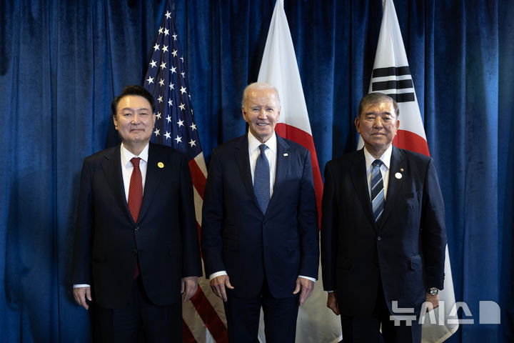 [리마=뉴시스] 조수정 기자 = 아시아태평양경제협력체(APEC) 정상회의 참석차 페루를 방문 중인 윤석열 대통령이 15일(현지시간) 페루 리마 컨벤션센터에서 조 바이든 미국 대통령, 이시바 시게루 일본 총리와 한미일 정상회의에서 기념촬영하고 있다. (공동취재) 2024.11.16. chocrystal@newsis.com