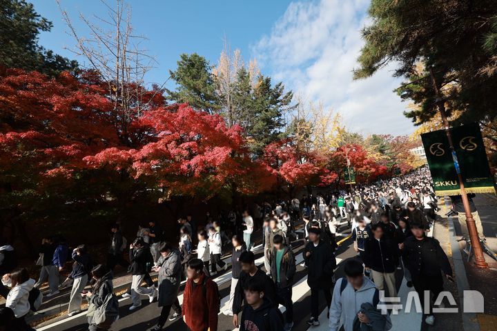 [서울=뉴시스] 고범준 기자 = 16일 오전 서울 종로구 성균관대학교에서 열린 2025학년도 수시모집 논술시험을 마친 수험생들이 교문 밖으로 나가고 있다. 2024.11.16. bjko@newsis.com